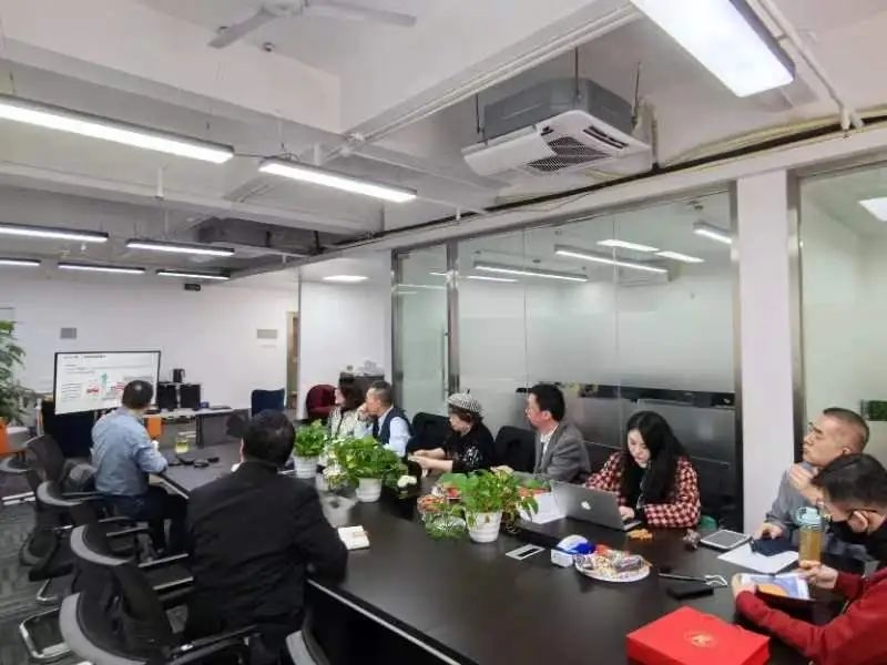 协会副秘书长蔡延军在深圳（深港基地）为企业进行企业数字化转型工作的培训