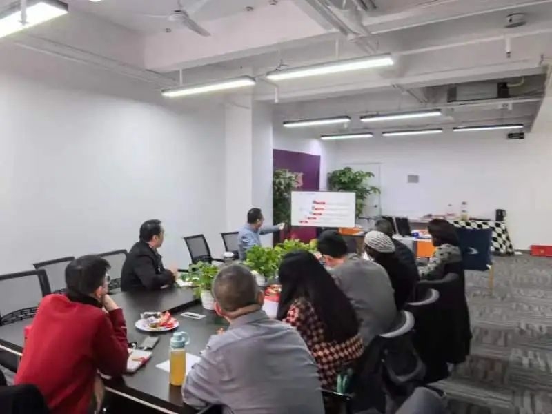 协会副秘书长蔡延军在深圳（深港基地）为企业进行企业数字化转型工作的培训